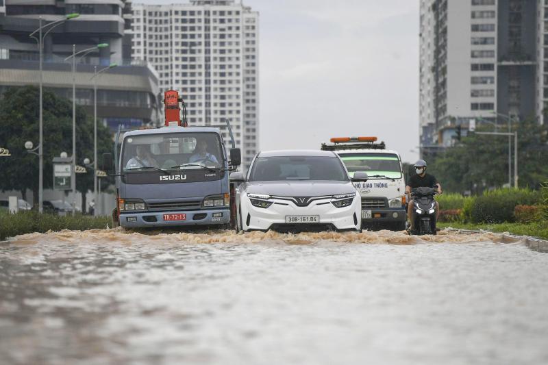 Nước ngập 'bao vây' khu biệt thự triệu đô ở Hà Nội  - Ảnh 7.