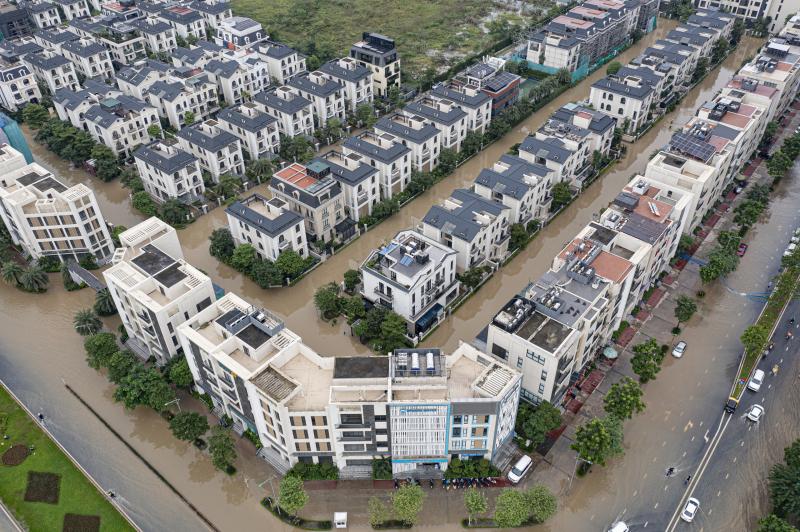 Nước ngập 'bao vây' khu biệt thự triệu đô ở Hà Nội  - Ảnh 3.