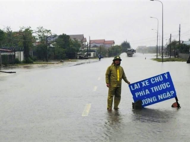 Hà Tĩnh: Mưa lớn gây ngập lụt QL1A, có nơi phải sơ tán dân- Ảnh 3.