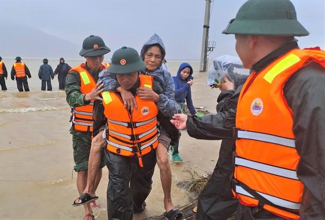 Phó thủ tướng Mai Văn Chính chỉ đạo ứng phó mưa lũ ở Hà Tĩnh- Ảnh 2.
