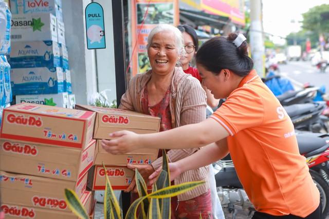 Người TP.HCM tập kết hàng gửi vùng lũ miền Bắc: 'Nơi nào cũng là người một nhà'- Ảnh 6.