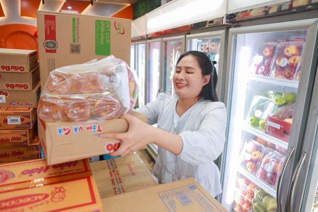 Người TP.HCM tập kết hàng gửi vùng lũ miền Bắc: 'Nơi nào cũng là người một nhà'- Ảnh 9.