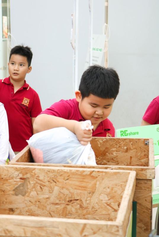 Hàng trăm bộ đồng phục học sinh cũ được thu gom, kéo dài vòng đời - Ảnh 3.