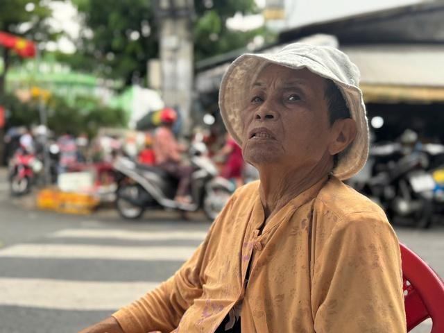 Đời chợ ở TP.HCM: Những phận đời bám chợ - Ảnh 1.