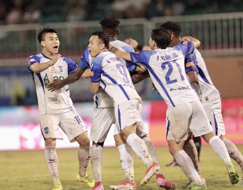 HAGL giải hạn bàn thắng, nhưng tiếc đứt ruột vì đá hỏng phạt đền phút 95: Hòa nghiệt ngã SLNA- Ảnh 2.