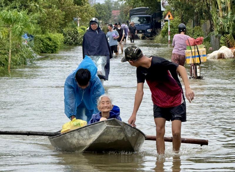 Đi ngược vào vùng lũ cứu trợ người dân thanh hóa trong bão số 10 - Ảnh 4.