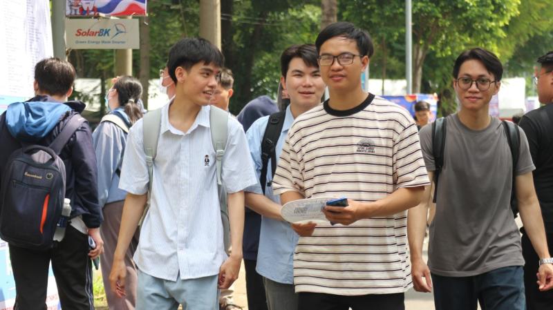 Nhiều việc làm lương từ 15 triệu đồng trở lên cho sinh viên - Ảnh 1.