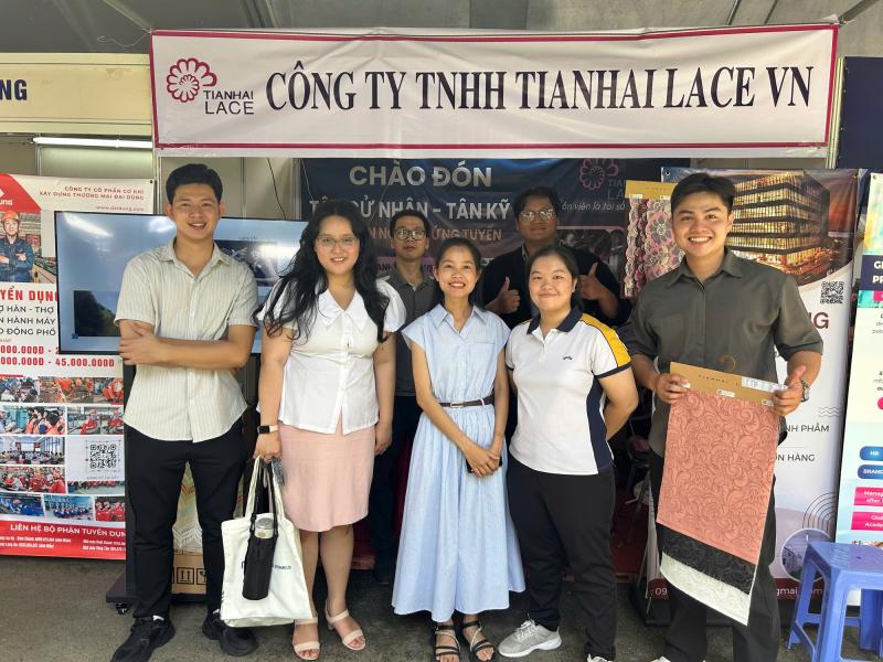 Nhiều việc làm lương từ 15 triệu đồng trở lên cho sinh viên - Ảnh 3.