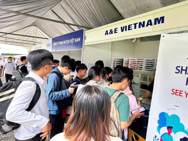 Nhiều việc làm lương từ 15 triệu đồng trở lên cho sinh viên - Ảnh 4.