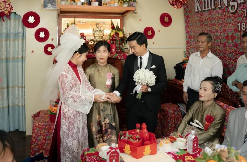 Đám cưới miền Tây của cô dâu gây sốt , tái hiện phong cách thập niên 1990 - Ảnh 1.