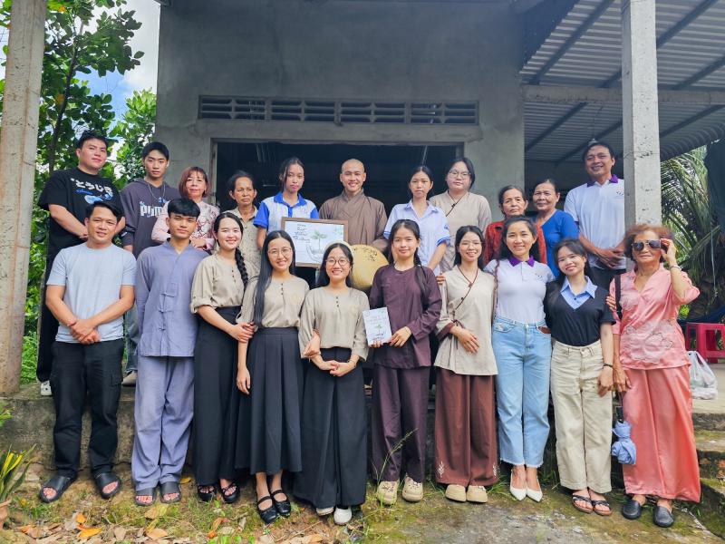 Sư thầy bán bánh trung thu tiếp sức cho học trò nghèo với những câu chuyện cảm động - Ảnh 2.