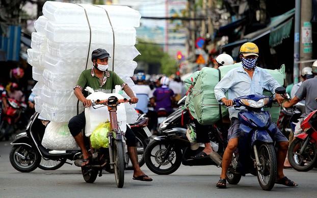 Sang tên xe máy còn vướng, người dân còn ngại - Ảnh 1.