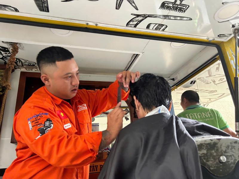 Ông bố mở tiệm cắt tóc miễn phí cho bệnh nhi tại bệnh viện Nhi đồng 1 - Ảnh 2.