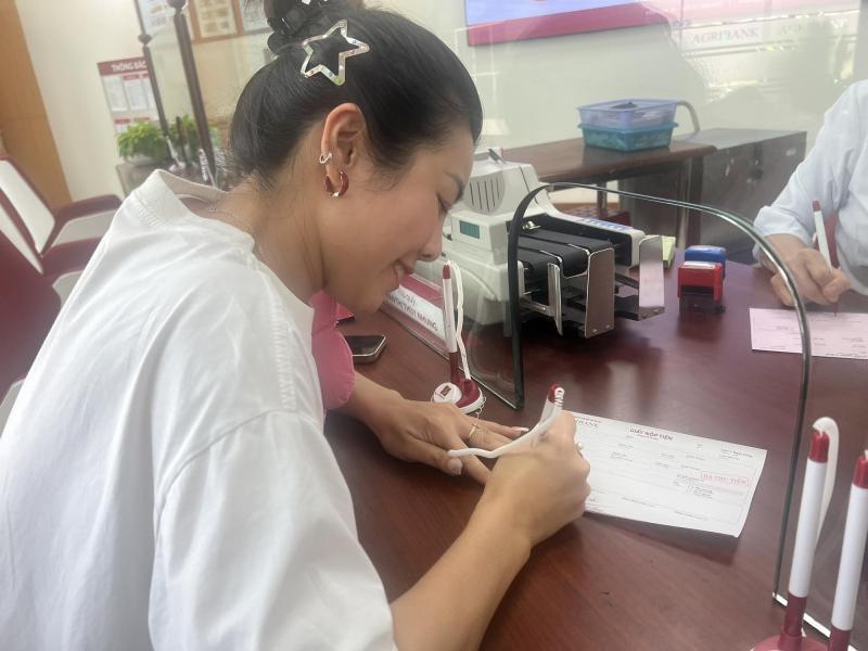 Cặp đôi trẻ trích phong bì mừng cưới ủng hộ đồng bào vùng lũ Thái Nguyên - Ảnh 2.