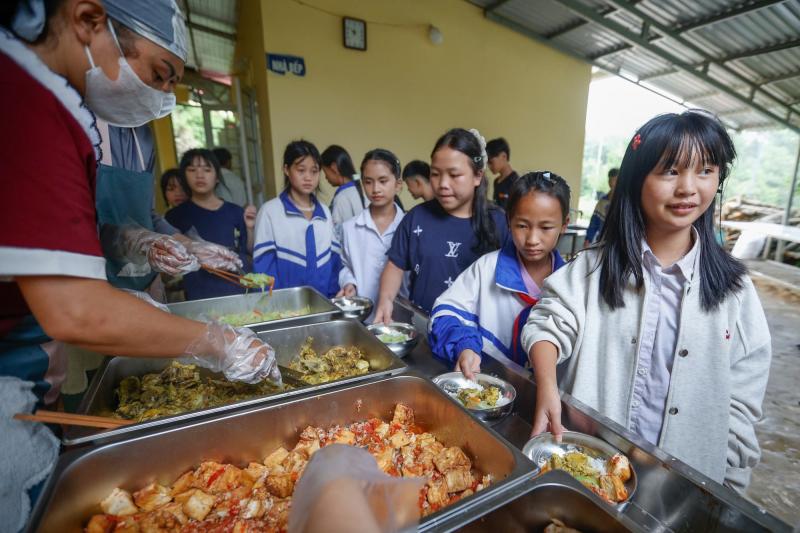 Chính sách bữa ăn bán trú cho học sinh: Nhân văn và cần minh bạch - Ảnh 1.
