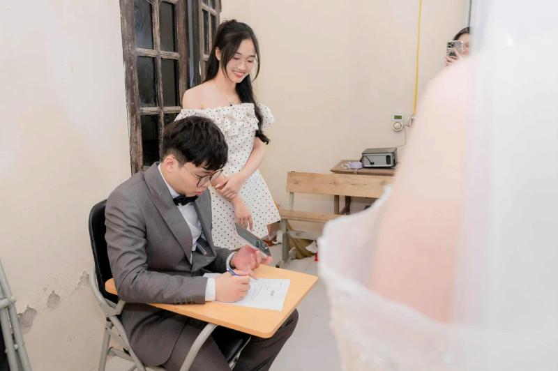 Cô dâu Hà Nội tổ chức thi tiếng Anh cho chú rể tại lễ cưới độc đáo - Ảnh 4. Cô dâu Hà Nội tổ chức thi tiếng Anh cho chú rể tại lễ cưới độc đáo - Ảnh 4.