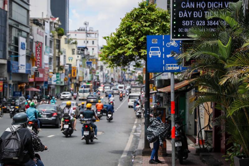 Biển báo giao thông rõ ràng giúp nâng cao an toàn giao thông cho người dân - Ảnh 1.