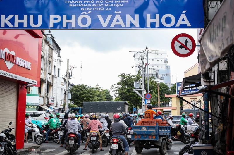 Biển báo giao thông rõ ràng giúp nâng cao an toàn giao thông cho người dân - Ảnh 2.