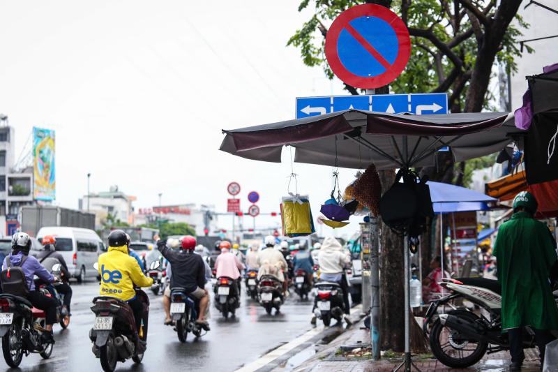 Biển báo giao thông rõ ràng giúp nâng cao an toàn giao thông cho người dân - Ảnh 3.