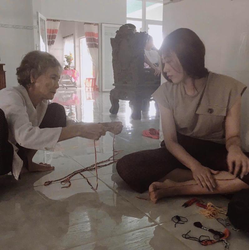 Bà nội U . 90 Học tiếng Đức cùng cháu gái tạo nên hiện tượng mạng xã hội - Ảnh 2.