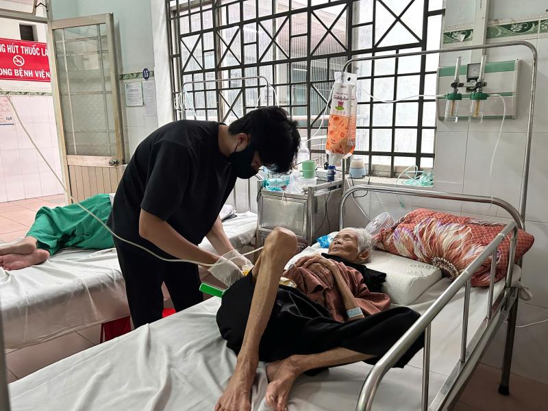 Chàng trai trẻ hiếu thảo bỏ việc để chăm sóc bà nội , câu chuyện cảm động - Ảnh 1.