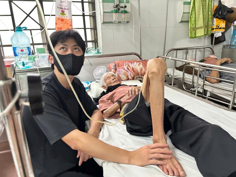 Chàng trai trẻ hiếu thảo bỏ việc để chăm sóc bà nội , câu chuyện cảm động - Ảnh 3.