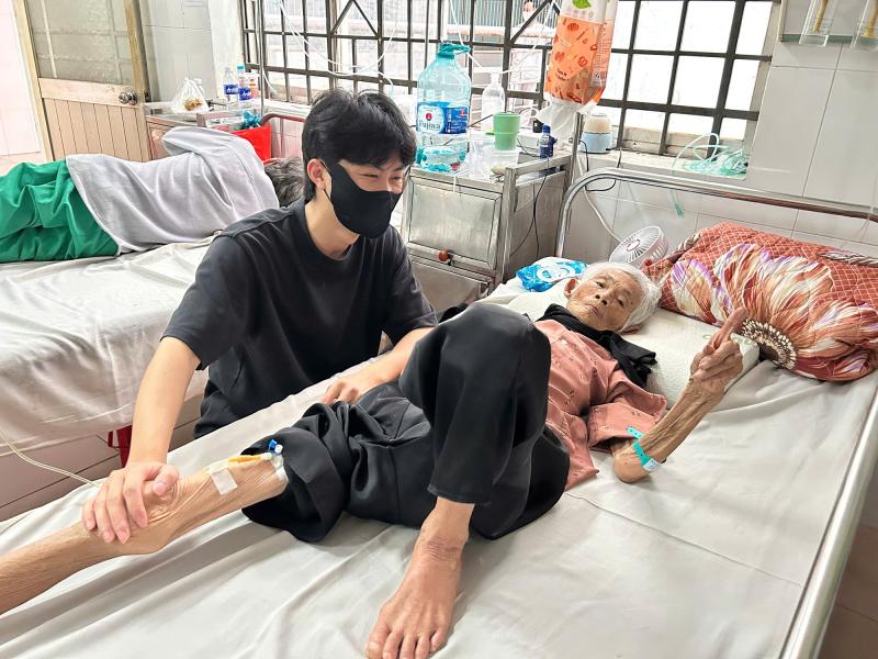 Chàng trai trẻ hiếu thảo bỏ việc để chăm sóc bà nội , câu chuyện cảm động - Ảnh 4.
