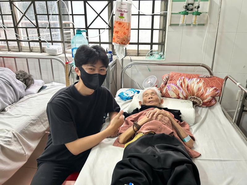 Chàng trai trẻ hiếu thảo bỏ việc để chăm sóc bà nội , câu chuyện cảm động - Ảnh 5.