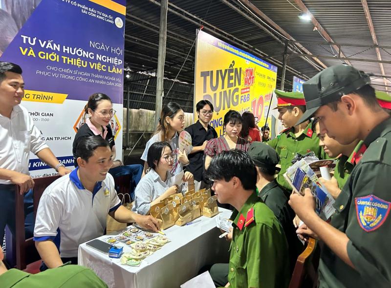 Hàng loạt việc làm lương từ 20 triệu đồng/tháng đang cần tuyển gấp- Ảnh 1.