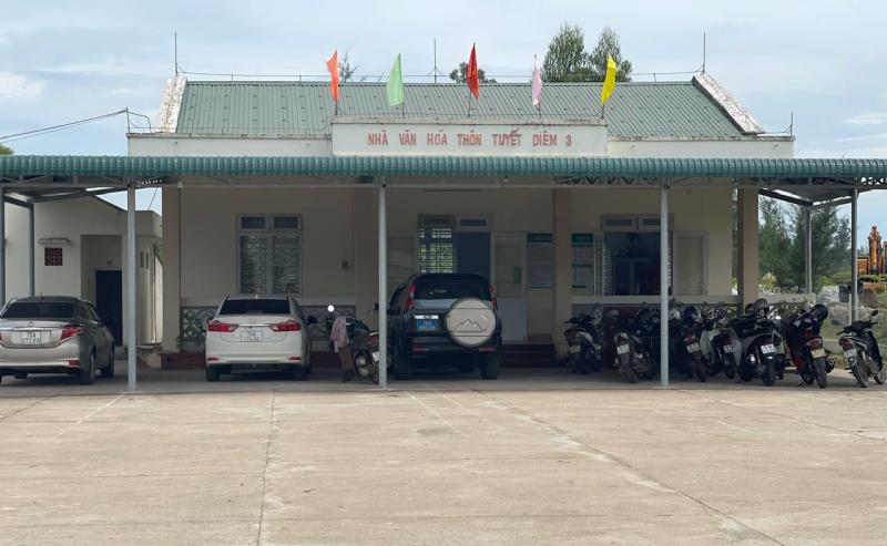 Chung dòng máu Lạc Hồng Giữa mưa lũ: Nghĩa cử cao đẹp của gia đình người bảo vệ - Ảnh 2.