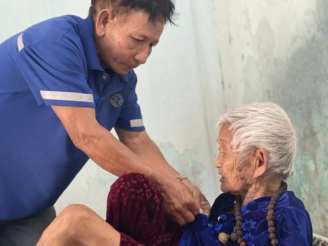 Chung dòng máu Lạc Hồng Giữa mưa lũ: Nghĩa cử cao đẹp của gia đình người bảo vệ - Ảnh 4.