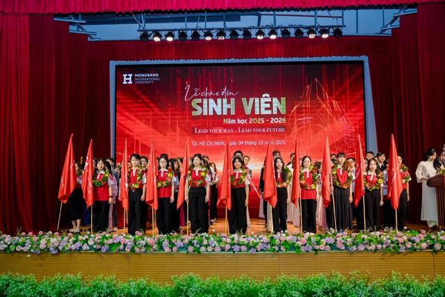 Sinh viên HIU bước vào năm học mới với lễ chào đón sôi động, giàu cảm xúc- Ảnh 1.