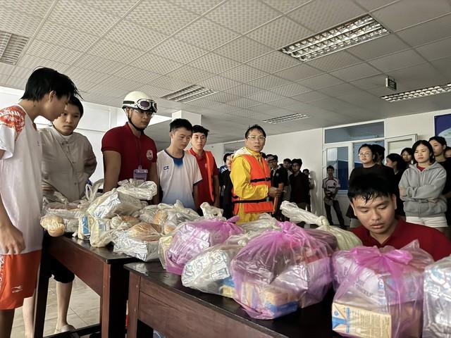 Huế lũ lịch sử và những hành động thiện nguyện cứu hộ kịp thời giúp dân- Ảnh 2.