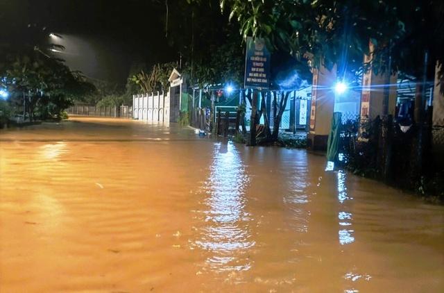 Thủy điện điều tiết, xả lũ lượng nước lớn, dân hạ du dọn đồ chạy lũ - Ảnh 1.
