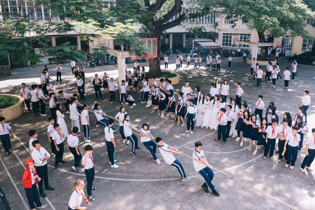 TP . HCM thí điểm hạn chế học sinh sử dụng điện thọai di động trong giờ ra chơi - Ảnh 1.