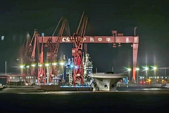 Tàu đổ bộ Trung Quốc hoàn tất thử nghiệm hệ thống phóng UAV? - Ảnh 1.