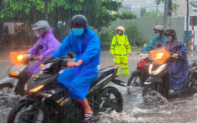 Mưa lớn từ Quảng Trị đến Quảng Ngãi, 8 tỉnh nguy cơ sạt lở đất, lũ quét- Ảnh 1.