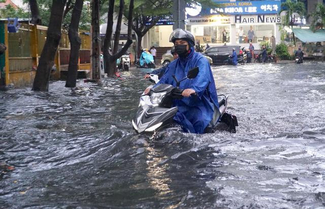 Cảnh báo mưa to ở TP.HCM và Nam bộ - Ảnh 1.