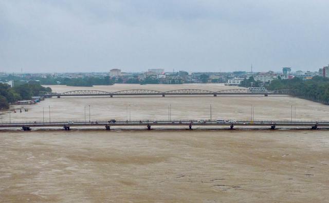 Miền Trung lũ đang xuống, mưa giảm dần
- Ảnh 1.