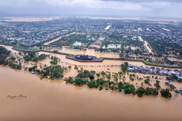 Huế lũ lên lại, sông Thu Bồn có thể đạt đỉnh 61 năm - Ảnh 1.