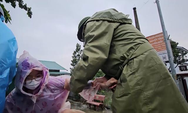 Chiếc máy cày thường ngày thành 'xe cứu hộ' nghĩa tình giữa vùng lũ Quảng Trị- Ảnh 4.