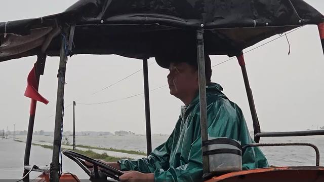 Chiếc máy cày thường ngày thành 'xe cứu hộ' nghĩa tình giữa vùng lũ Quảng Trị- Ảnh 1.