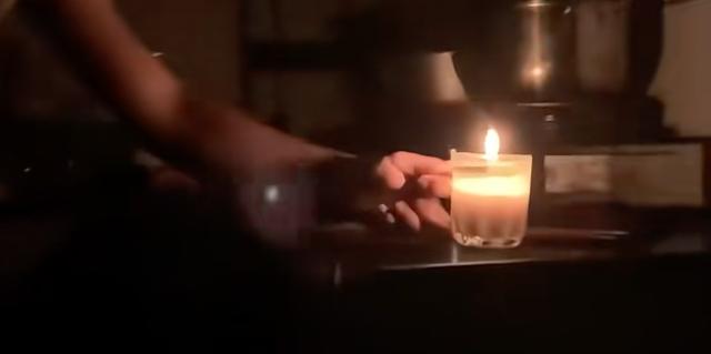 Tự chế đèn dầu bằng dầu ăn để thắp sáng ngày bão lũ có được không? - Ảnh 2.