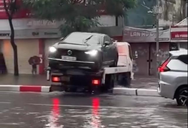 Xe cứu hộ leo qua dải phân cách tránh nước ngập bị CSGT xử phạt - Ảnh 1.