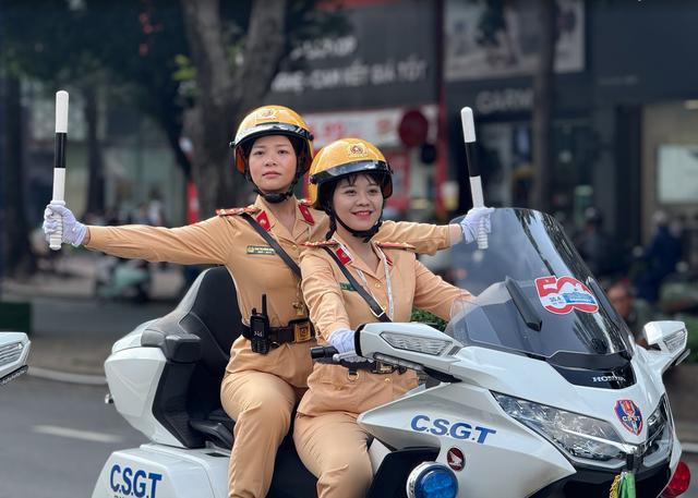 Người dân TP.HCM chú ý: CSGT cấm xe làn ô tô đường Lê Lợi trong 1 tuần - Ảnh 1.