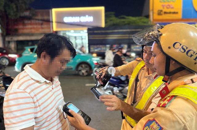 4 ngày ra quân: CSGT TP.HCM phạt 1.800 người vi phạm nồng độ cồn - Ảnh 1.