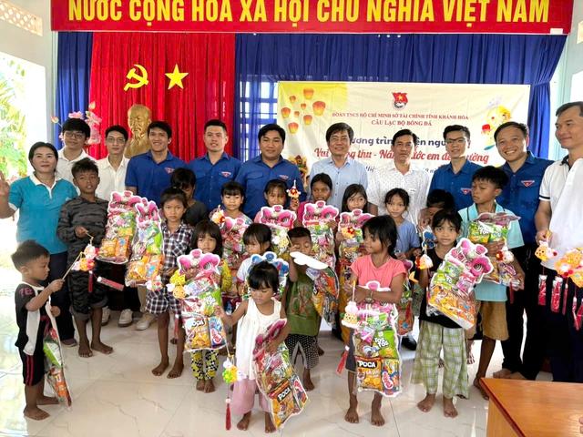 Khánh Hòa: Trao quà Trung thu cho con em đồng bào khó khăn xã Suối Hiệp - Ảnh 1.