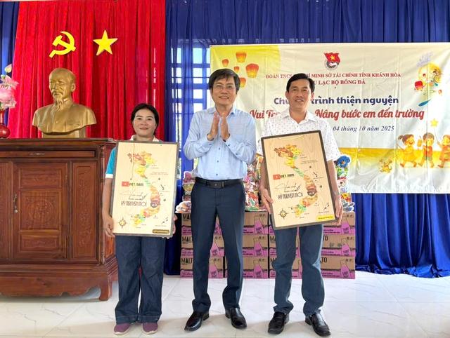 Khánh Hòa: Trao quà Trung thu cho con em đồng bào khó khăn xã Suối Hiệp - Ảnh 2.