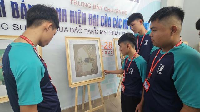 Trường Cao đẳng Công nghệ và Quản trị Sonadezi  triển lãm tranh của nữ họa sĩ - Ảnh 2.