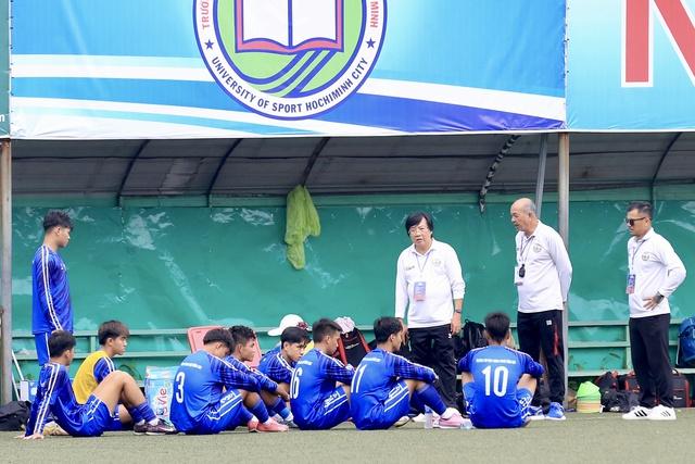 Kịch tính bóng đá sinh viên: 2 thẻ đỏ cùng 2 quả phạt đền, gay cấn đến giờ chót- Ảnh 3.